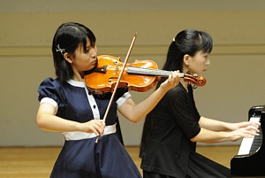 宮日新聞に掲載された梨帆さんの写真