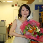 コンサートを終えてプレゼントしたお花を持つ稲森さん