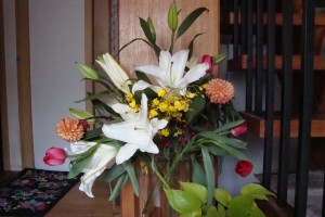 馬込ファミリーからニューイヤーらしいお花を頂きました。