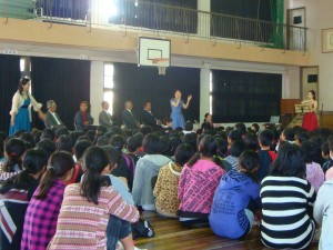 シンコペーティッドクロックの手拍子の練習をみんなでして一緒に演奏しました。