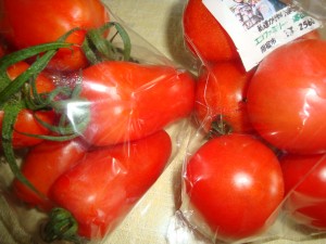 道路わきの無人販売所でおいしそうなトマトをGET！