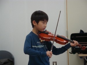 凛太郎君、新しいバイオリンに変えたばかりです。張り切っています！