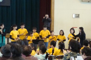 金管バンドのこどもたちも一緒に演奏。