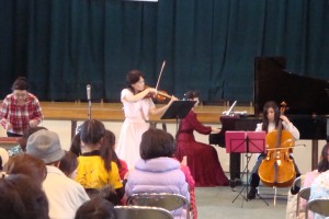 チェロを弾いてくださった新宅先生、大活躍でした。