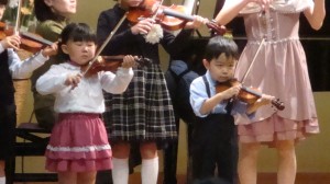 おちびさんたち、真剣な表情です。