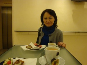 コンサート前にホール内のカフェでプチケーキとカナッペをコーヒーと一緒に頂きました。