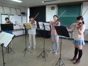 中学生は、バルトークのデュオ２曲を練習。