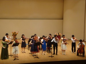 小さい生徒さんたちはまずはパッヘルベルのカノンを一緒に演奏するのが目標です。