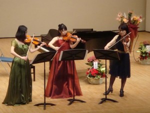 愛知県芸在学の雅代さんとりほさんの3人でテレマンの弦楽トリオを演奏しました。