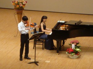 良典君、水泳合宿から直行、スプリングソナタを演奏しました。