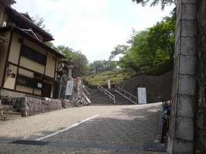長い坂道で、暑さで途中水分補給でしばし休憩です。