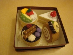 小山さんの娘さんがケーキ・・・フェルトで作ってあります・・プレゼントしてくれました。