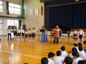 みんなで手作り楽器、ウッドブロックなども使って一緒に演奏しました。