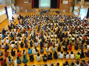 体育館は隅から隅
まで子ども達でいっぱいでした。