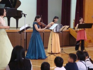 ふるさとを並んで演奏。田中さんはアコーディオンを演奏。