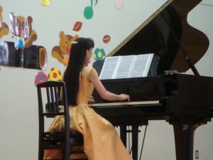 ピアノはロシアの作曲家ハチャトリアンの「剣の舞」を演奏。