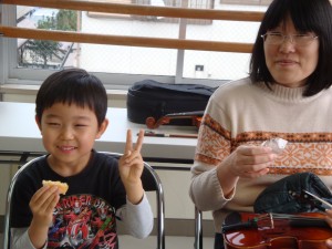 宗一郎君、練習中は上手く弾けないと泣いてましたが、おやつの時間はにっこりです。