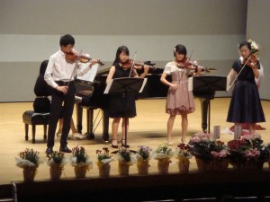 中高生グループはヴィヴァルディの2本のVnのための協奏曲を演奏。三上君はお母さんが伴奏されたので親子共演となりました。