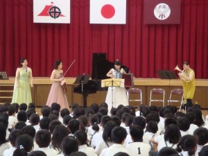 田中さんはアコーディオンに、山下さんはアルトホルンに持ち替えて、瀬戸口さんはカスタネットを持って全員で「リベルタンゴ」を演奏。