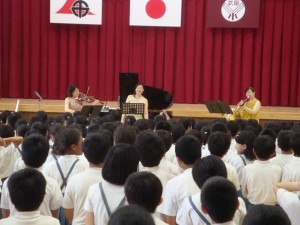 最後にアンコールとして｢にじ｣を演奏、大合唱になり、盛り上がって終わりました。