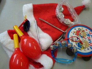 田中さんがいろんなかわいい楽器とサンタの帽子を準備してくれました。