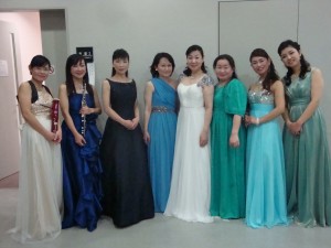 女性受賞者でぱちり。なぜか皆さんブルー系のドレスでした。