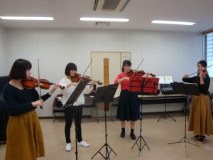 高校生グループはテレマン4本のヴァイオリンのための協奏曲を弾きます。