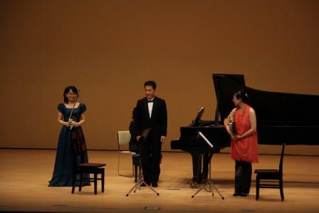 演奏が終わりホッとして思わずにっこりです。