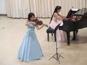 チャルダッシュと故郷の人々を演奏しました。