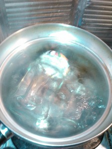 容器瓶の煮沸消毒中です。