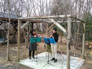 爽やかな空気の中、庭でリコーダーを演奏する友人とデュオ。