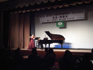 スワニー河/クライスラー編を演奏。ピアノ伴奏も素敵な曲です。