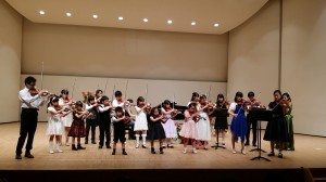 キラキラ星変奏曲をみんなで演奏。お姉さんグループはセカンドパートでハーモニーを作りました。