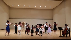 始めたばかりのちびさんたちががんばりました。アラベスクを演奏しました。