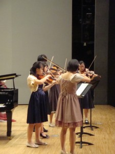 中高生、ラグタイム「Entertainer」３重奏を6人で演奏。