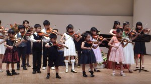 しおりちゃん、悠太君、まりのちゃんは初めての発表会でアンサンブルを演奏。